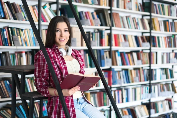 Smiling girls indoors — Stock Photo, Image