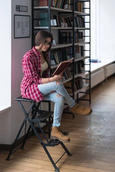 Adolescente con libro — Foto Stock