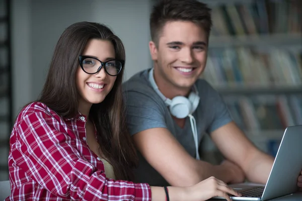 Casal com laptop — Fotografia de Stock