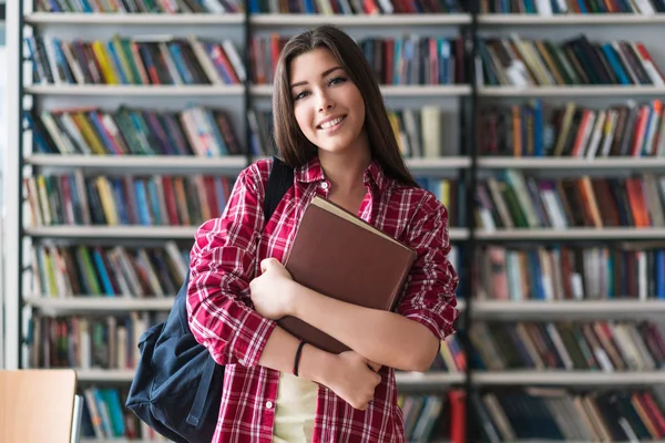 Student in einer Bibliothek — Stockfoto