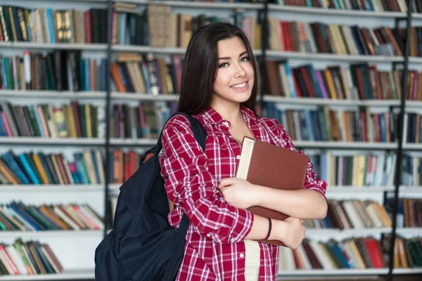 Mädchen mit Buch — Stockfoto