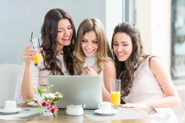 Women with laptop — Stock Photo, Image