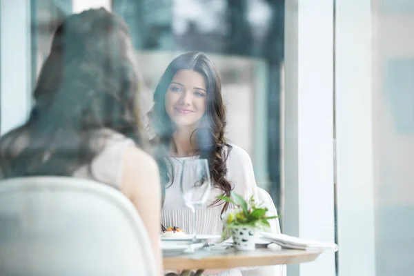 Schönes Mädchen drinnen — Stockfoto