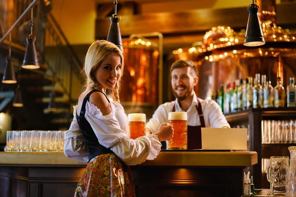 Empregada de mesa e barman — Fotografia de Stock