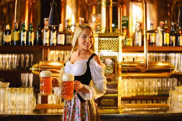 Mujer sonriente en interiores — Foto de Stock