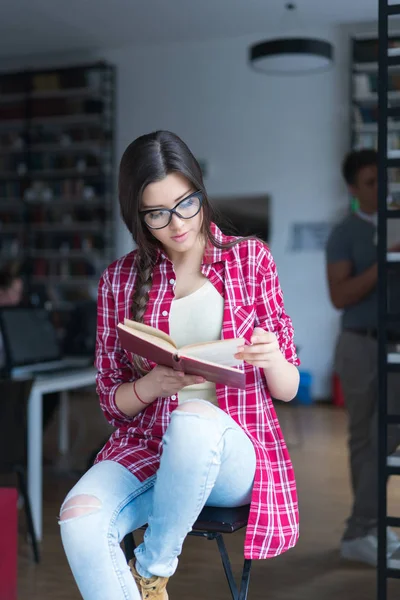 Studente in biblioteca — Foto Stock