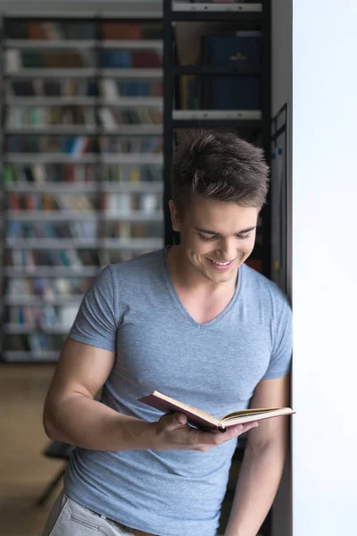 Homem na biblioteca — Fotografia de Stock