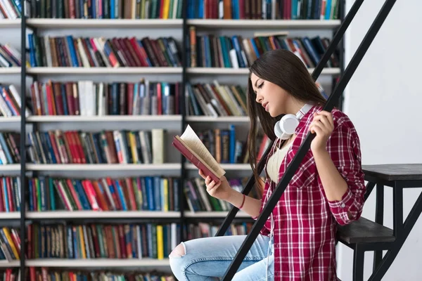 Donna in biblioteca — Foto Stock