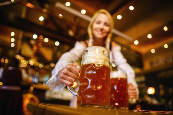 Arbeitende Frau im Haus — Stockfoto