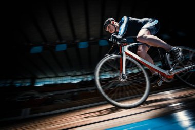 Yarış adam kapalı