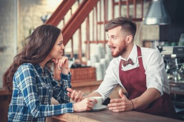 Bir kafede müşteri