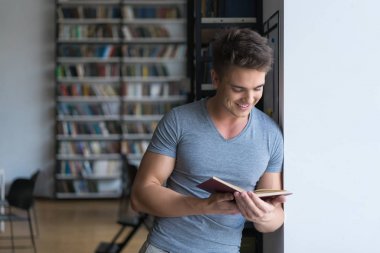 Kitaplı genç adam.