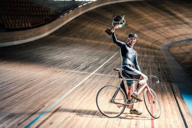 Sporcu velodrome üzerinde
