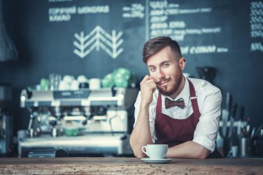 Genç barmen kapalı