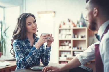 Genç insanlar kapalı