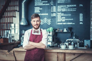 Genç gülümseyen garson