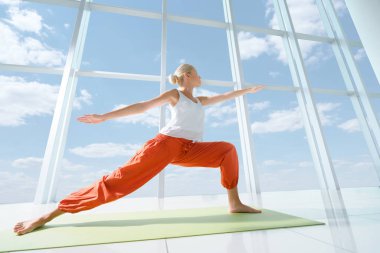 Yoga yapan genç kadın.