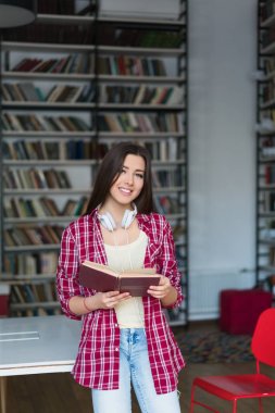 Genç bir Kitaplığı'nda