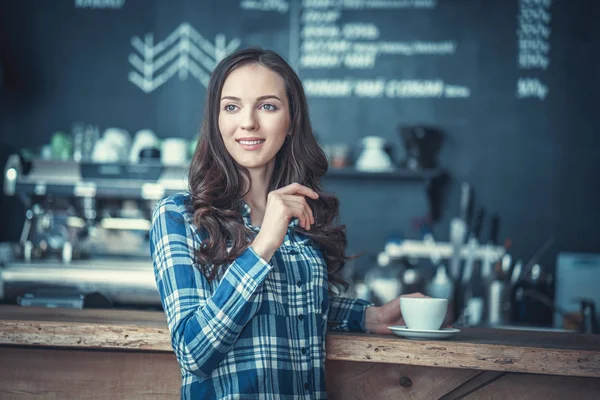 Lächelndes Mädchen drinnen — Stockfoto