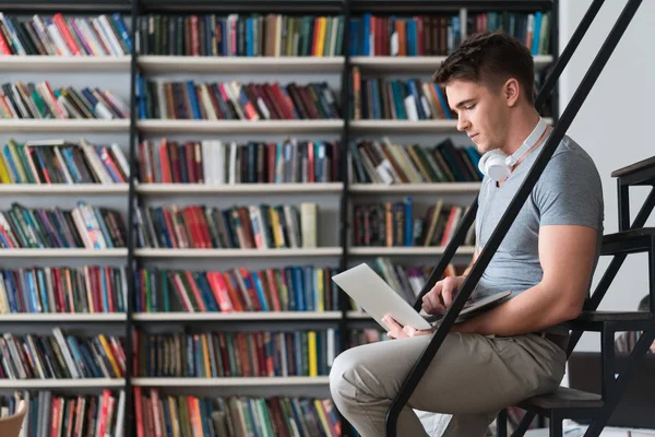 Jovens estudantes com laptop — Fotografia de Stock