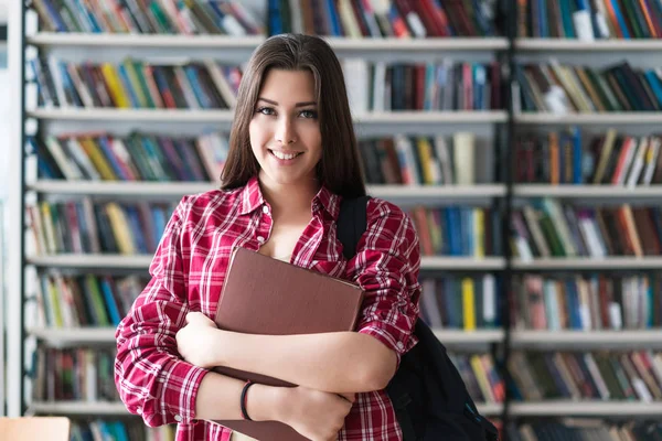 Mulher na biblioteca — Fotografia de Stock