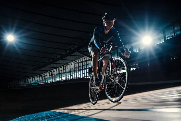 Спортсмен на велодроме
