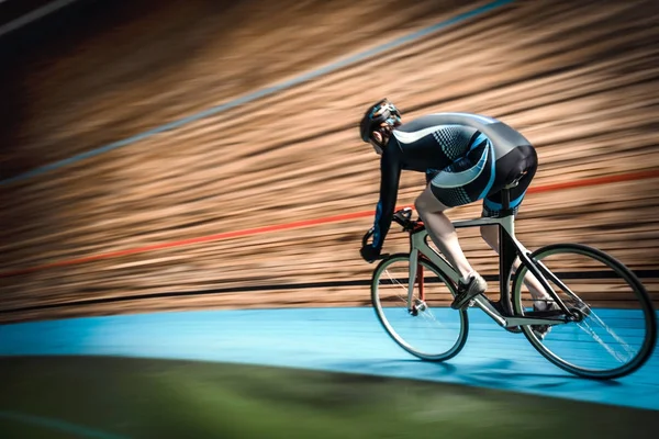 Atleta em uma pista de ciclismo — Fotografia de Stock