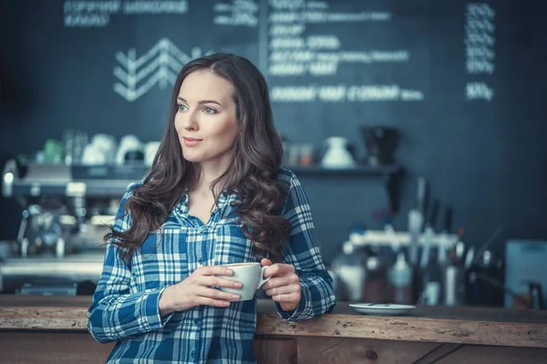 Chica joven en un café — Foto de Stock