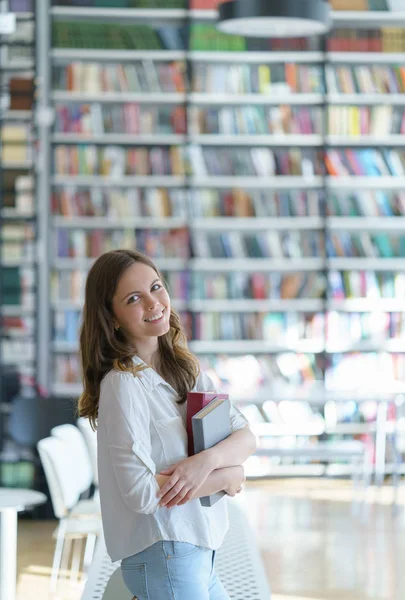 Studente in biblioteca — Foto Stock