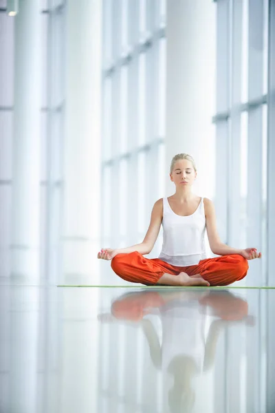 Praktisera yoga inomhus — Stockfoto