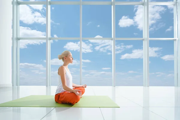 Meditáció nő beltéri — Stock Fotó