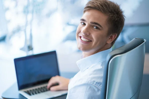 Gelukkig man met laptop — Stockfoto