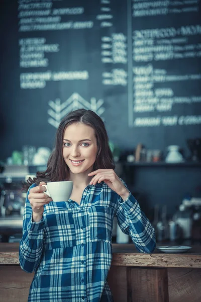 Chica joven en el interior — Foto de Stock