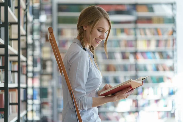 Vrouw met een boek — Stockfoto