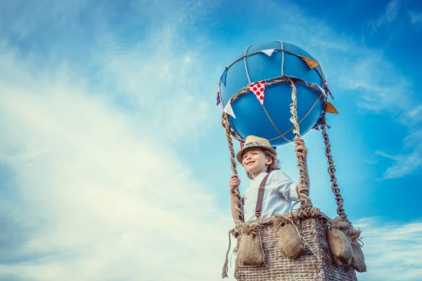 Lächelnder Junge im Urlaub — Stockfoto