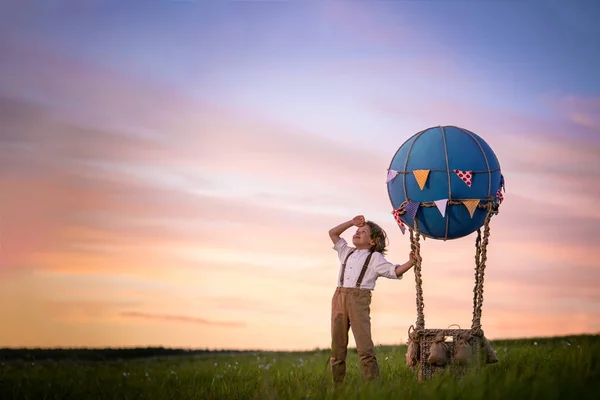 Mały chłopiec z aerostat — Zdjęcie stockowe