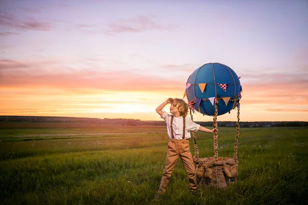 Μικρό αγόρι με αερόστατο — Φωτογραφία Αρχείου