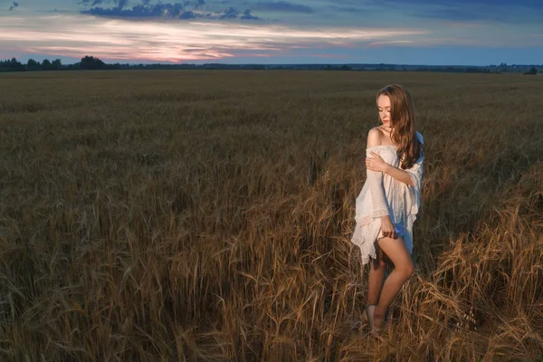 Young woman outdoors — Stock Photo, Image