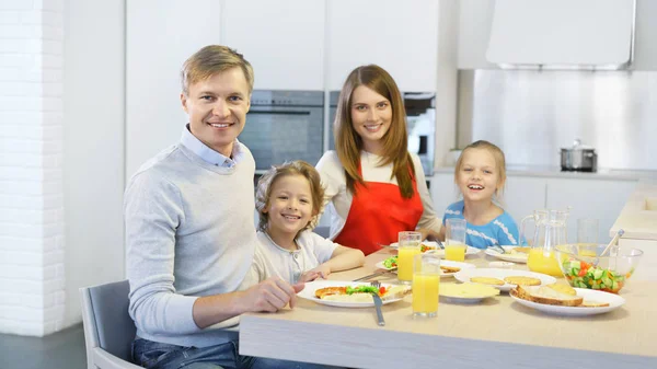 Familia en la cocina — Foto de Stock