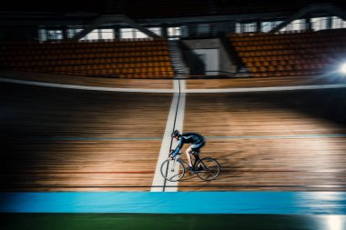Sporcu velodrome üzerinde