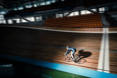 Sporcu velodrome üzerinde