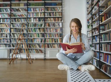 gülümseyen kadın kapalı