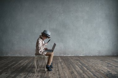 dizüstü bilgisayar ile çocuk