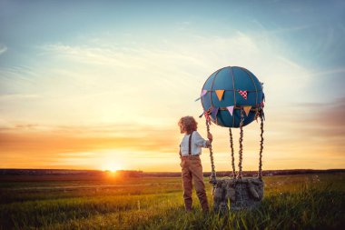 Çocuk günbatımında seyahat