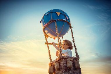 gün batımında çocuk