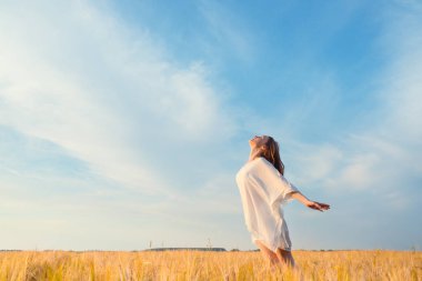 genç bir kadın açık havada