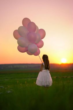 gün batımında kız