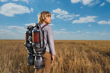 Teknolojik bir sırt çantası ile çocuk