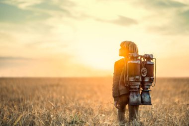 gün batımında çocuk