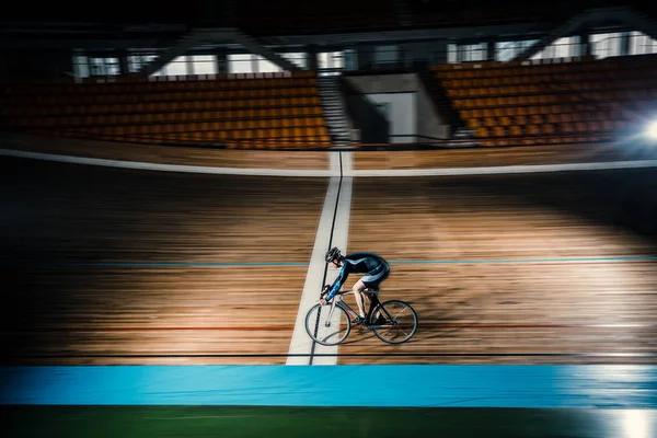 Sportman op wielerbaan — Stockfoto